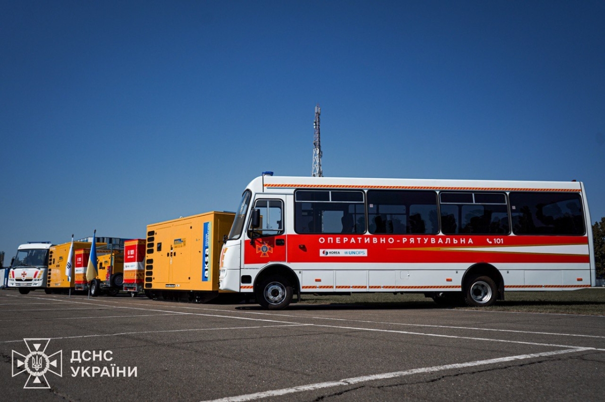 11일(현지시간) 우크라이나 비상사태청은 수도 키이우 아파트 단지 내에 한국이 지원한 발전기를 설치했다고 밝혔다. 앞서 박기창 주우크라이나 대사는 지난해 8월 우크라이나 비상사태청을 방문해 수송버스 3대와 중소형 발전기 100대를 전달한 바 있다. 한국국제협력단(KOICA)와 유엔사업서비스기구(UNOPS)의 지원으로 이뤄진 기증 행사에 앞서 우크라이나 측은 최전선에서 구조 활동 중 파손된 장비들을 보여주며 인도주의적 지원의 중요성을 강조했다. 2025.8.22 우크라 비상사태청