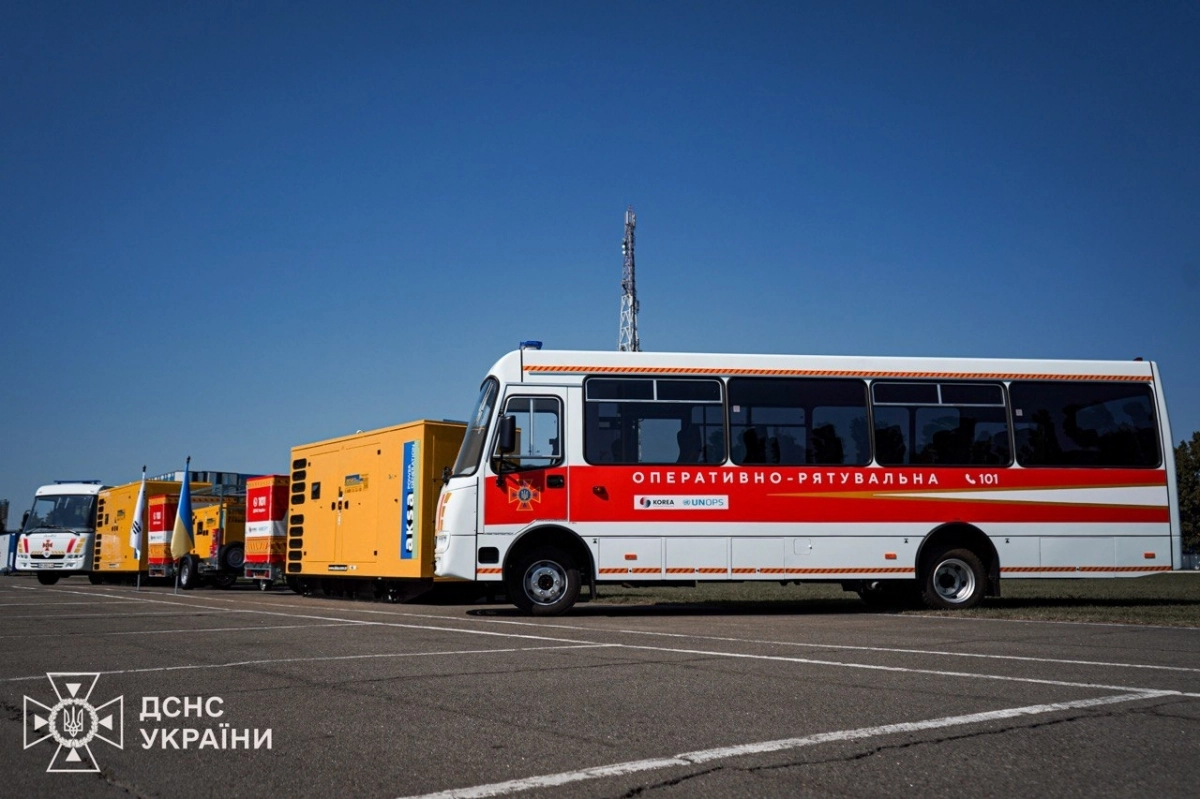 11일(현지시간) 우크라이나 비상사태청은 수도 키이우 아파트 단지 내에 한국이 지원한 발전기를 설치했다고 밝혔다. 앞서 박기창 주우크라이나 대사는 지난해 8월 우크라이나 비상사태청을 방문해 수송버스 3대와 중소형 발전기 100대를 전달한 바 있다. 한국국제협력단(KOICA)와 유엔사업서비스기구(UNOPS)의 지원으로 이뤄진 기증 행사에 앞서 우크라이나 측은 최전선에서 구조 활동 중 파손된 장비들을 보여주며 인도주의적 지원의 중요성을 강조했다. 2025.8.22 우크라 비상사태청