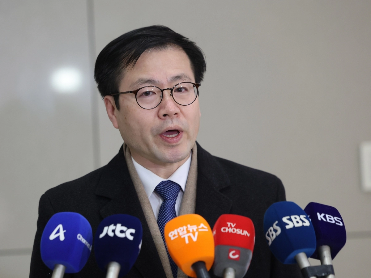 미국을 방문해 대미 통상현안을 논의한 여한구 산업통상부 통상교섭본부장이 17일 오전 인천국제공항을 통해 귀국, 취재진 질문에 답하고 있다. 뉴스1