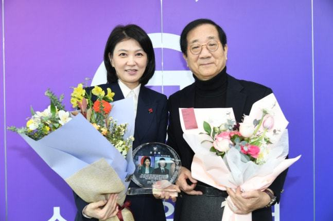 박지영(왼쪽) 스포츠윤리센터 이사장이 한국체육언론인회가 수여하는 공로패를 받았다. 스포츠윤리센터 제공