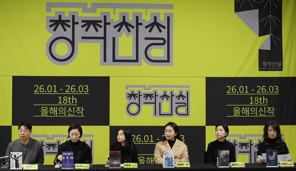 19일 서울 종로구 예술가의집에서 열린 18회 공연예술창작산실 올해의신작 기자간담회에 창작진이 참석해 작품 설명을 하고 있다. 왼쪽부터 ‘몸을 기울여’의 신진호 연출, ‘안녕, 평안굿’의 김소라 예술감독, ‘초록’의 이은경 프로듀서, ‘숨×굿’의 정혜리 프로듀서, ‘낭창낭창’의 홍윤경 작곡가, ‘찬드라’의 이정은 총예술감독. 연합뉴스