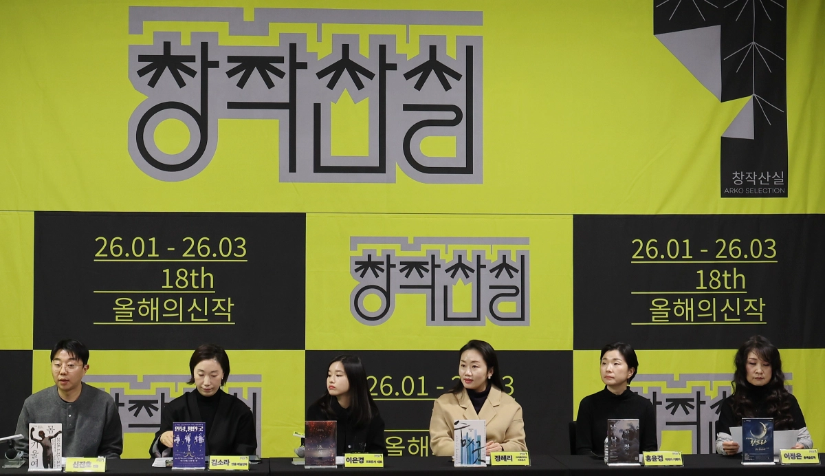 19일 서울 종로구 예술가의집에서 열린 18회 공연예술창작산실 올해의신작 기자간담회에 창작진이 참석해 작품 설명을 하고 있다. 왼쪽부터 ‘몸을 기울여’의 신진호 연출, ‘안녕, 평안굿’의 김소라 예술감독, ‘초록’의 이은경 프로듀서, ‘숨×굿’의 정혜리 프로듀서, ‘낭창낭창’의 홍윤경 작곡가, ‘찬드라’의 이정은 총예술감독. 연합뉴스