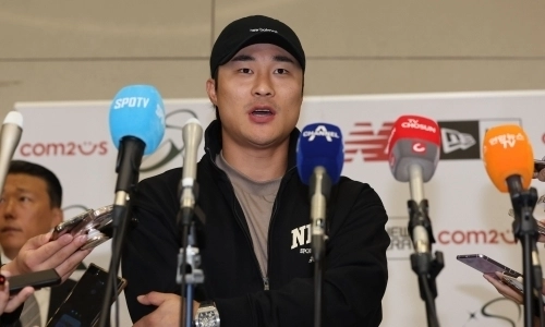 김하성이 11일 오후 인천국제공항 2터미널로 귀국해 인터뷰하고 있다. 2023.10.11 연합뉴스