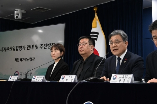 국가유산청은 19일 정부서울청사에서 전문가들과 함께 기자간담회를 열고 세계유산영향평가에 대해 설명한 가운데  허민(오른쪽 첫 번째) 국가유산청장이 발언하고 있다. 국가유산청 제공
