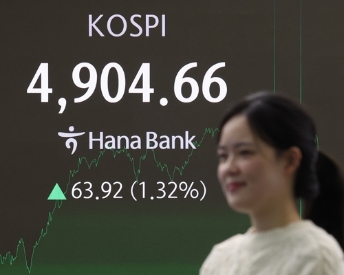 코스피가 전장보다 63.92p(1.32%) 오른 4,904.66으로 마감한 19일 서울 중구 하나은행 딜링룸에서 딜러가 업무를 보고 있다. 2026.1.19  연합뉴스