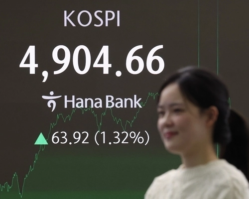 코스피가 전장보다 63.92p(1.32%) 오른 4,904.66으로 마감한 19일 서울 중구 하나은행 딜링룸에서 딜러가 업무를 보고 있다. 2026.1.19  연합뉴스
