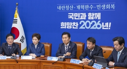 더불어민주당 강득구 최고위원(왼쪽)이 19일 국회에서 열린 최고위원회의에서 발언하고 있다. 2026.1.19  연합뉴스