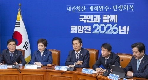 더불어민주당 강득구 최고위원(왼쪽)이 19일 국회에서 열린 최고위원회의에서 발언하고 있다. 2026.1.19  연합뉴스