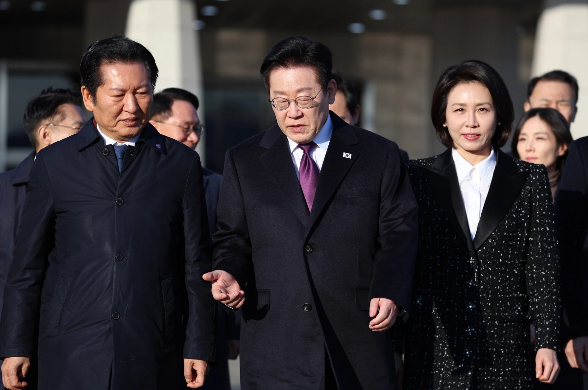 한일 정상회담을 위해 일본 나라현을 방문하는 이재명 대통령이 지난 13일 성남 서울공항에서 공군 1호기로 이동하며 더불어민주당 정청래 대표와 대화하고 있다. 2026.1.13  연합뉴스