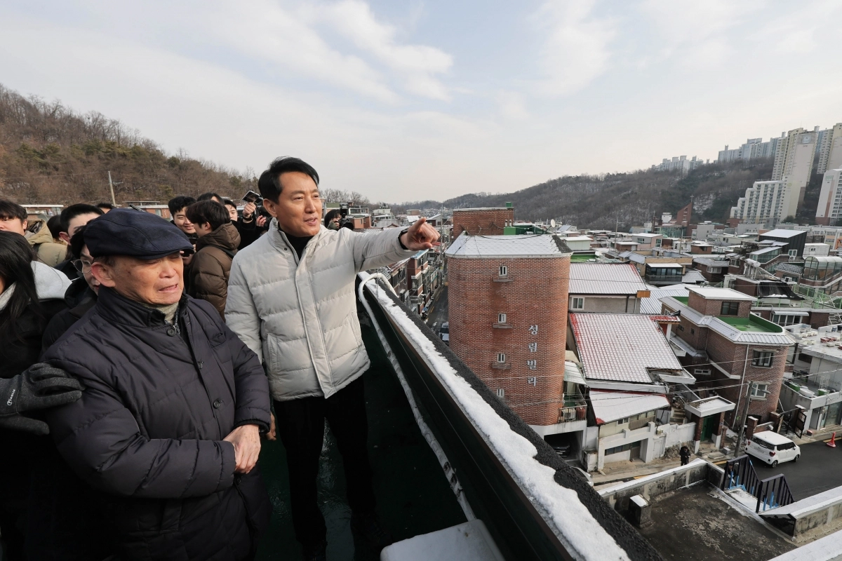 오세훈(오른쪽) 서울시장이 19일 관악구 신림동의 한 건물 옥상에 올라 10·15대책 발표 이후 사업추진에 어려움을 겪고 있는 신림7구역 재개발 현장을 손으로 가리키고 있다. 연합뉴스