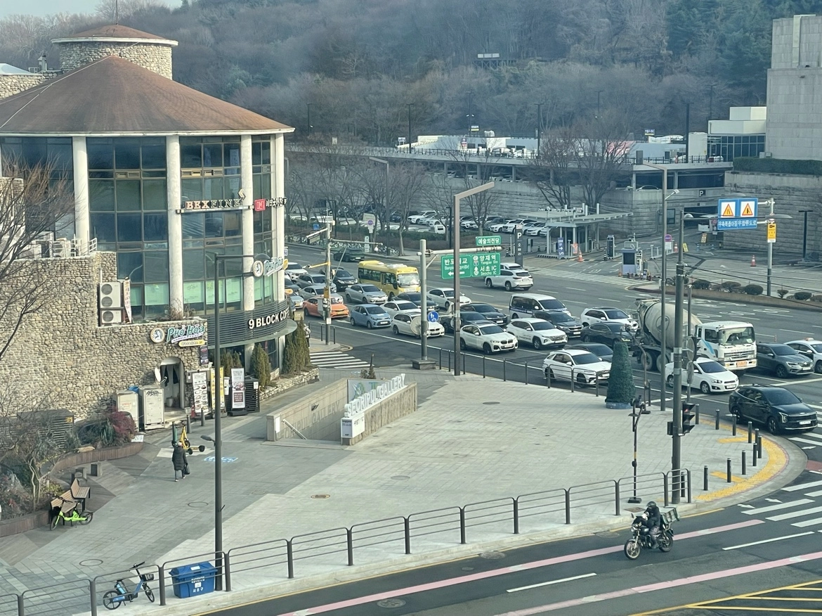 서울 서초구 서초동 예술의전당 맞은편 교통섬을 철거하고 보행로를 넓혀 완성된 ‘보행친화 문화광장’. 서초구 제공