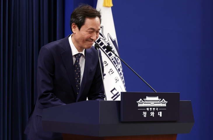 6·3 지방선거 강원도지사 선거 출마를 위해 사직하는 우상호 정무수석이 지난 18일 청와대에서 기자들에게 인사하고 있다. 지방선거를 앞두고 약 10여명의 청와대 참모진이 지방선거 출마에 나설 것으로 점쳐진다. 이에 따라 1기 청와대 조직개편이 가시화됐다.  연합뉴스