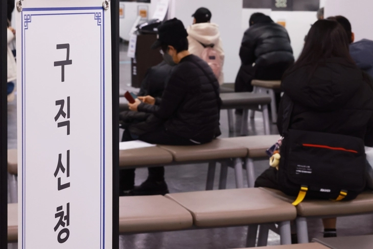 우리나라 청년들이 이 과거보다 첫 일자리를 찾는데 더 많은 시간을 쓰고, 주거비 부담까지 커져 이중고를 겪고 있다는 분석이 나왔다.  연합뉴스