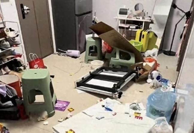 중국에서 한 남편이 아내가 사전 동의 없이 식기세척기를 구입했다는 이유로 가구 등을 부쉈다는 사연이 전해져 논란이 되고 있다. SNS 캡처