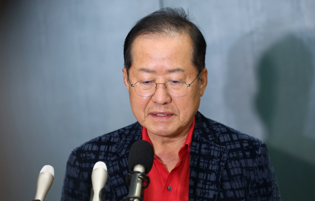 국민의힘 대선 경선에서 탈락한 뒤 정계 은퇴를 선언하고 하와이로 떠났던 홍준표 전 대구시장이 지난해 6월 17일 인천국제공항을 통해 귀국해 인터뷰를 하고 있다. 2025.6.17. 뉴스1