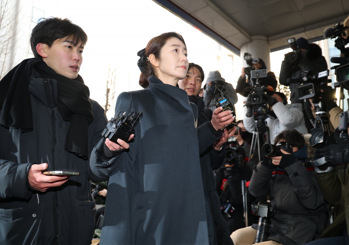 2022년 지방선거를 앞두고 전 사무국장 남모씨를 통해 김경 서울시의원이 공천 대가로 건넨 1억원을 수수한 혐의를 받는 무소속 강선우 의원이 20일 서울 마포구 서울경찰청 공공범죄수사대로 출석하고 있다. 2026.1.20 연합뉴스