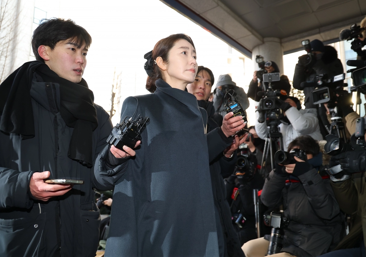 2022년 지방선거를 앞두고 전 사무국장 남모씨를 통해 김경 서울시의원이 공천 대가로 건넨 1억원을 수수한 혐의를 받는 무소속 강선우 의원이 20일 서울 마포구 서울경찰청 공공범죄수사대로 출석하고 있다. 2026.1.20 연합뉴스