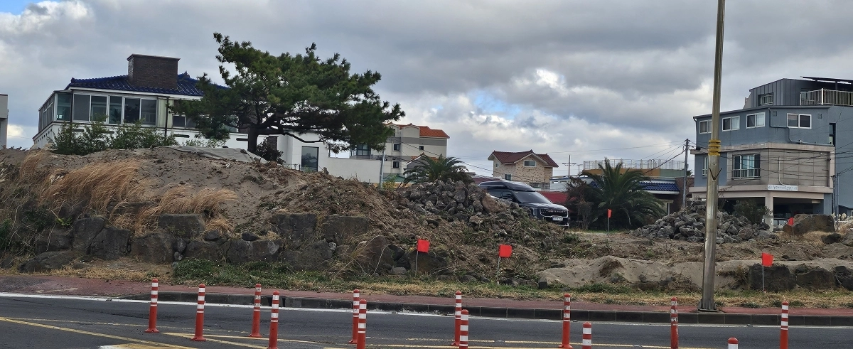 제주시 도심내 유일한 해안사구인 이호해안사구가 파헤쳐져 무너져 내려앉아 았다. 제주 강동삼 기자