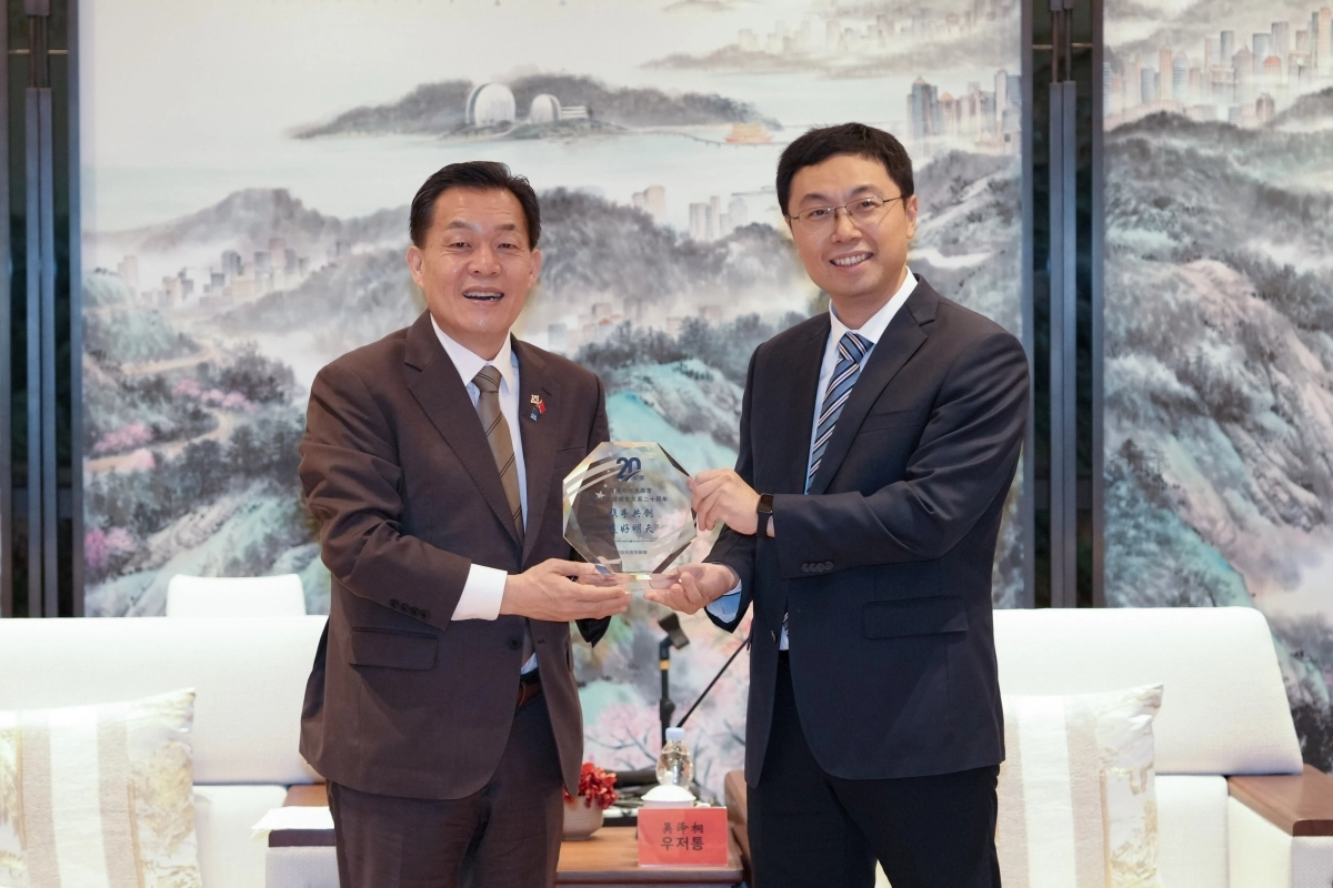 이재준 시장(왼쪽)이 우호결연 20주년 감사패를 받고, 우저통 주하이 시장과 기념 촬영을 하고 있다. (수원시 제공)