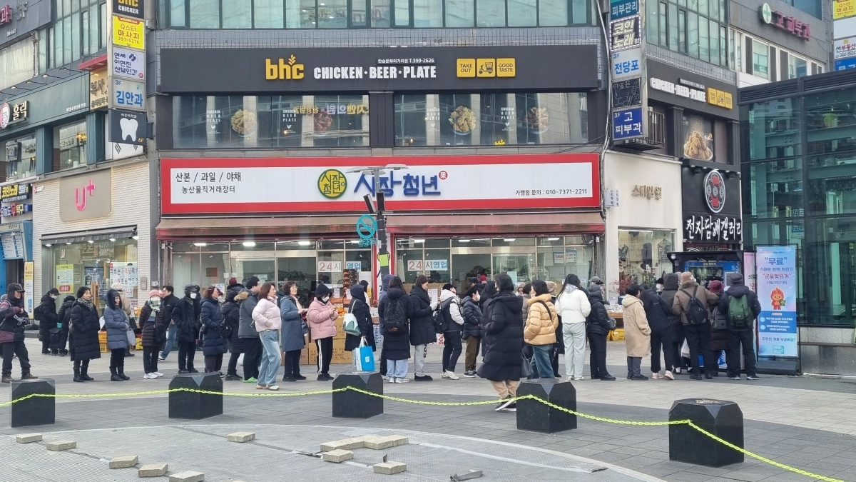 군포시민들이 ‘군포 핫뜨거’를 받기 위해 길게 줄지어 서있다. (군포시 제공)