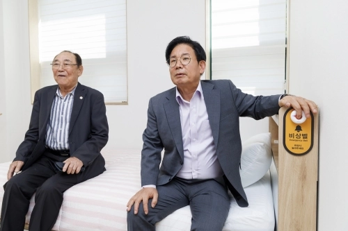 박강수(오른쪽) 서울 마포구청장이  창천동에 마련된 효도숙식경로당에서 시설 점검을 하고 있다. 마포구 제공