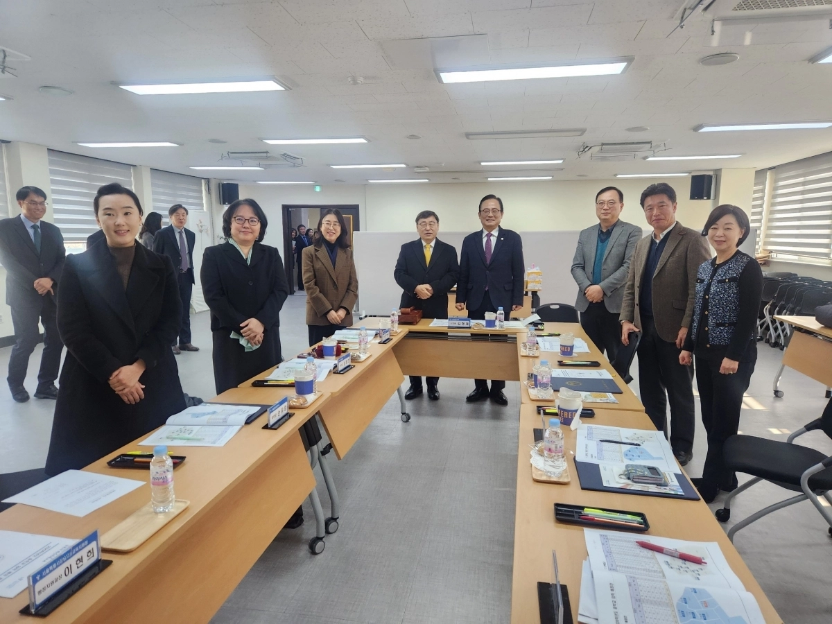 김형재 의원이 13일 강남서초교육지원청에서 개최된 ‘2026학년도 강남서초 중학교 입학추첨관리위원회’에 위원장 자격으로 참석, 정근식 서울교육감 및 위원회 관계자들과 기념촬영을 하고 있다.