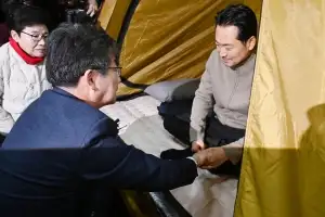 장동혁 단식장 찾은 유승민… ‘범보수 통합’ 물꼬 틀까