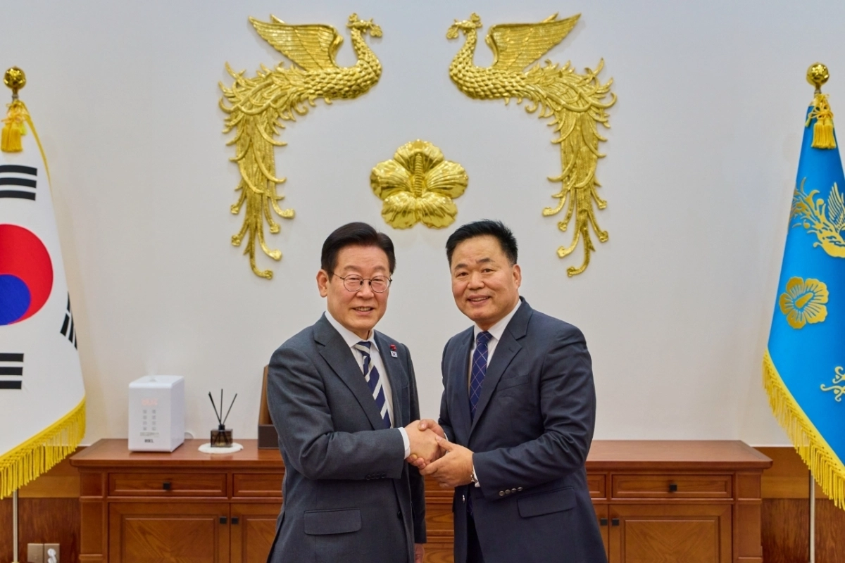 이재명 대통령(왼쪽)과 원조 친명 성준후 비서관(오른쪽)이 봉황 휘장 앞에서 대통령 취임 기념 촬영을 했다.