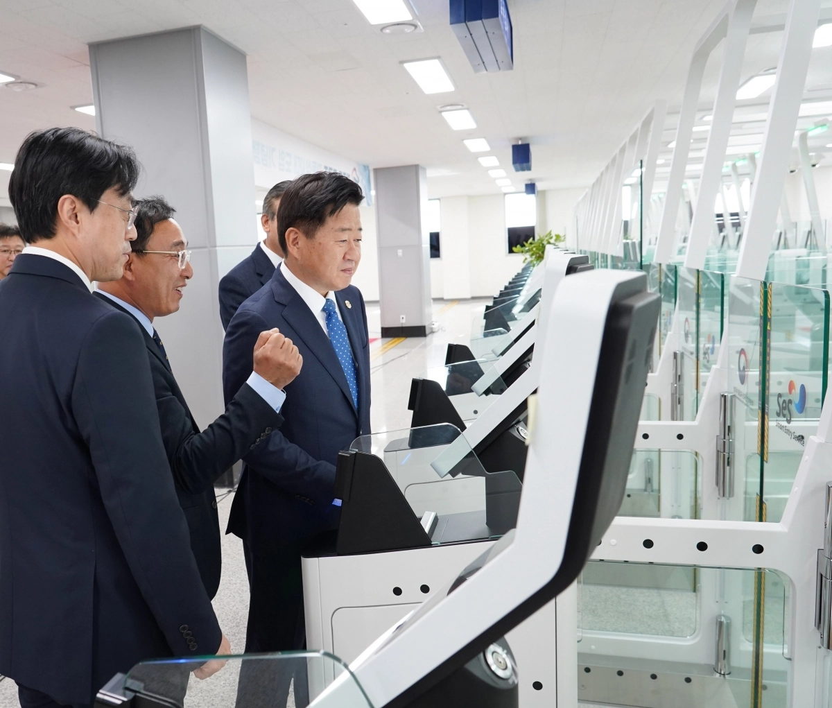 제주도가 지난해 12월 제주 크루즈터미널에 국내 처음으로 무인 자동심사대가 들어선 가운데 오영훈 제주지사가 심사대 앞에서 체험하고 있다. 제주도 제공