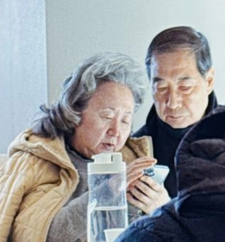 한덕수 전 국무총리가 아내 최아영씨와 함께 서울의 한 돈가스 식당을 찾은 모습이라며 최항 작가가 공개한 사진. 자료 : 최항 작가 페이스북