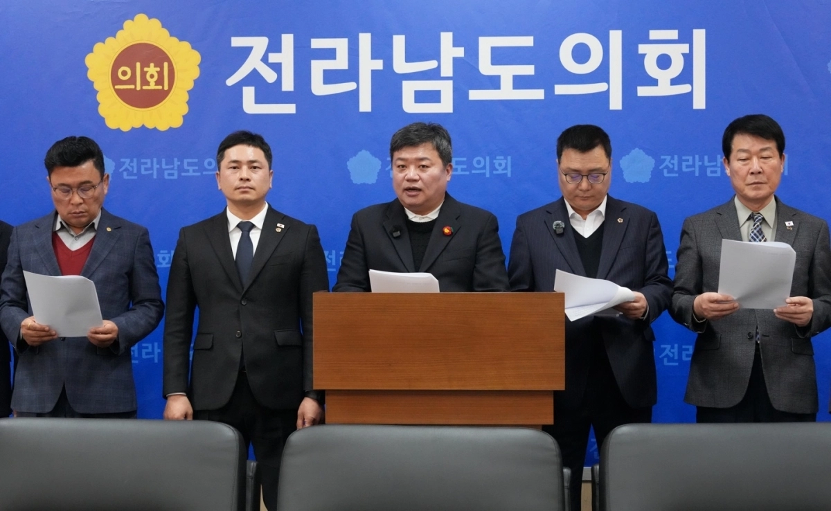 정영균(가운데) 전남도의원 등이 기자회견을 열고 행정통합 특별법에 도농복합시 읍면 안전장치 법제화가 시급하다고 주장하고 있다.