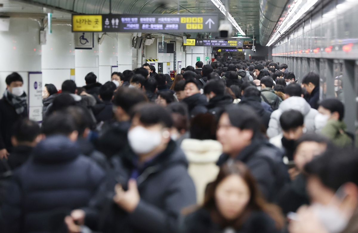 14일 오전 서울 종로구 광화문역이 출근하는 시민들로 붐비고 있다. 2026.1.14     ksm7976@yna.co.kr (끝)