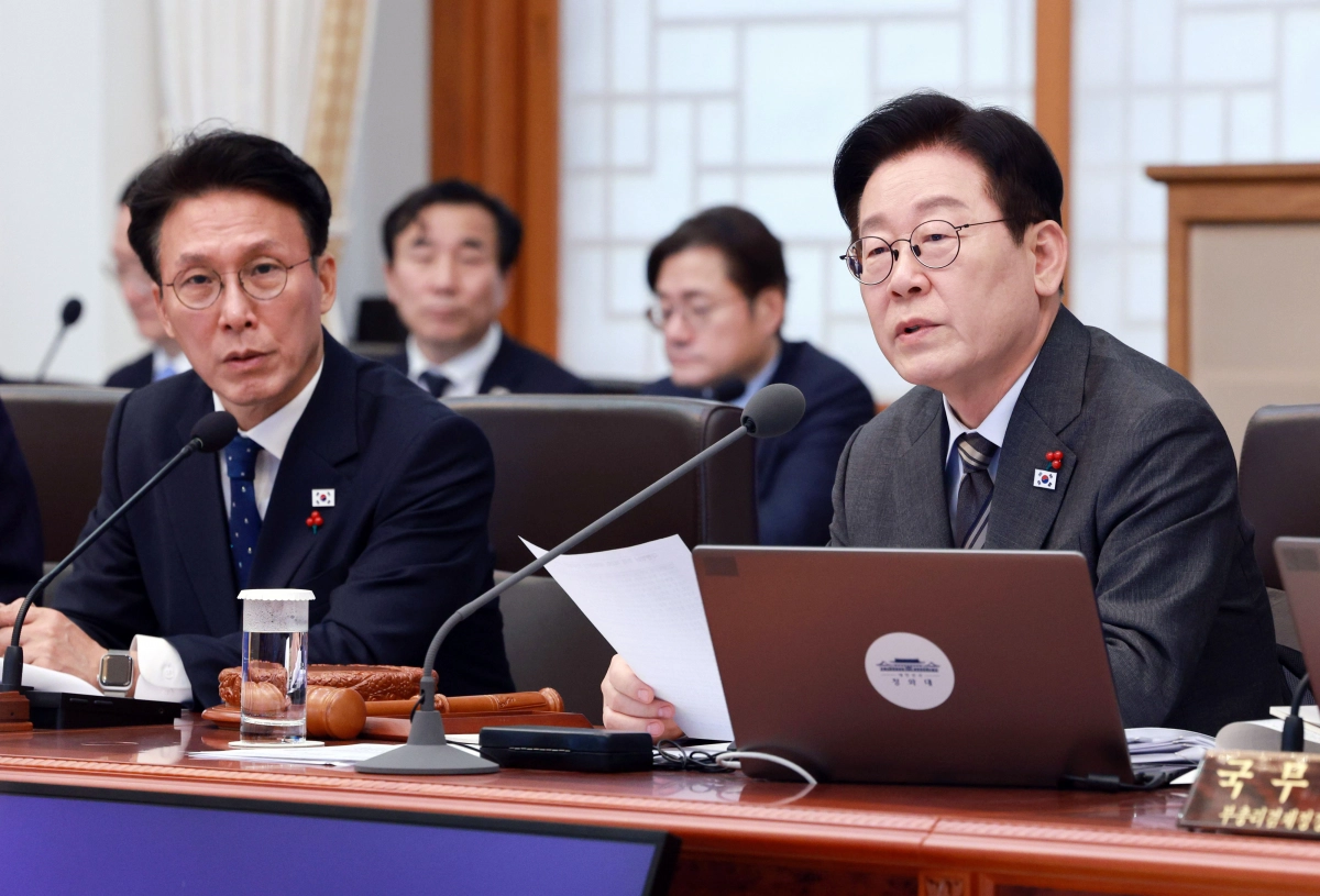 이재명(오른쪽) 대통령이 20일 서울 종로구 청와대에서 열린 국무회의에서 발언하고 있다. 연합뉴스