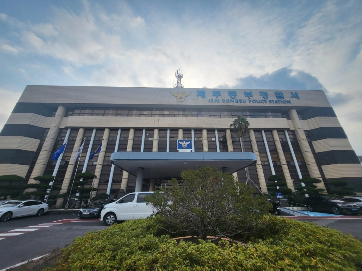 제주동부경찰서는 제주시내 음식점에서 음식을 먹고 계산하지 않은 채 달아난 혐의(사기)로 60대 남성을 현행범으로 체포했다. 제주 강동삼 기자