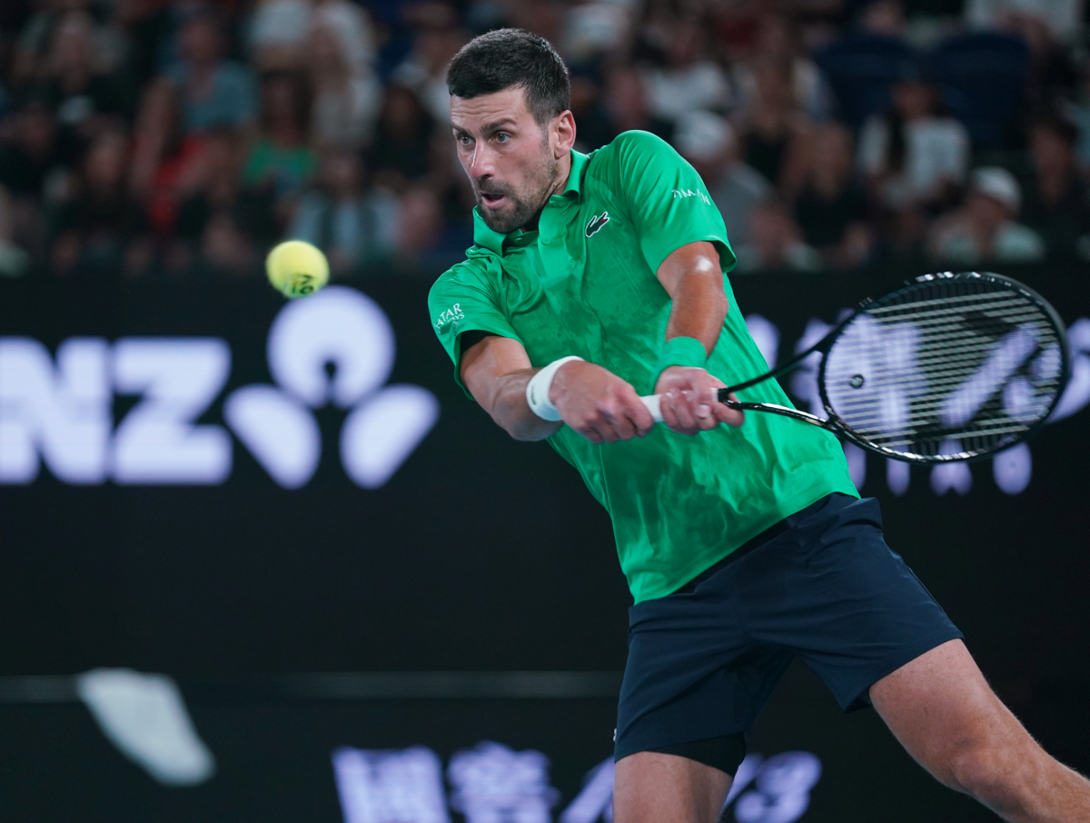 노박 조코비치(세르비아)가 19일 호주 멜버른에서 열린 호주오픈 테니스 대회 남자 단식 1회전에서 페드로 마르티네스(스페인)와의 경기 중 리턴 샷을 하고 있다. 멜버른 신화 연합뉴스