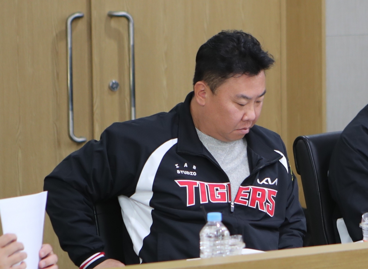 이범호 KIA 타이거즈 감독이 지난 19일 광주 기아 챔피언스 필드 대회의실에서 열린 ‘2026 시즌 코칭스태프 전략 세미나’에 참석해 문서를 살피고 있다. 2026.1.20