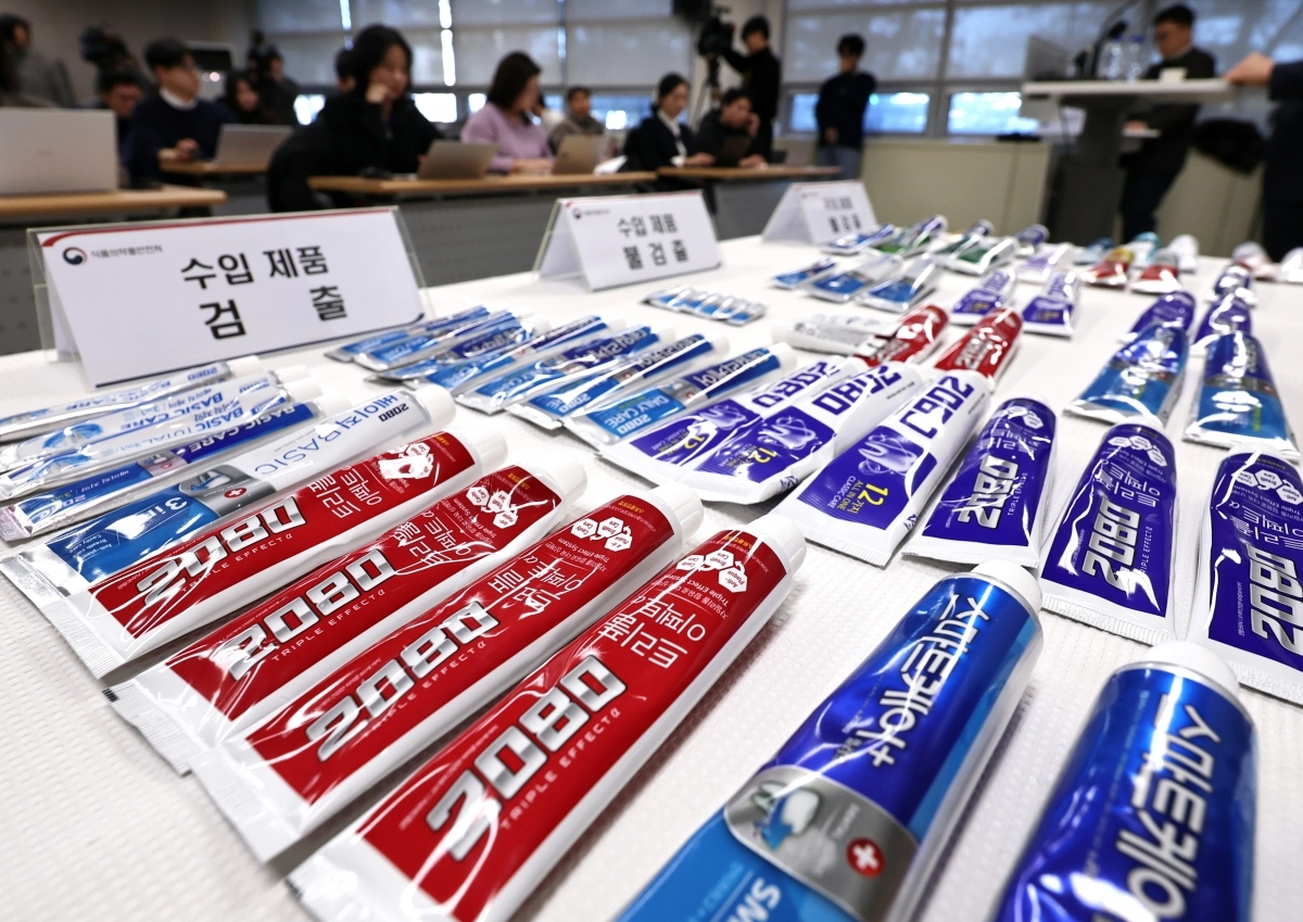 20일 오후 양천구 서울지방식약청 브리핑실에 트리클로산이 검출된 애경 2080치약이 진열돼 있다.  식품의약품안전처는 최근 국내에서 사용 금지된 물질인 ‘트리클로산’이 함유된 ‘2080 수입 치약’ 전 제품에 대한 검사 결과, 중국 제조소인 Domy(도미)에서 생산한 일부 치약에서 해당 성분이 최대 0.16% 검출됐지만 인체에 무해한 수준이라고 밝혔다. 국내에서 제조된 치약 128종에서는 트리클로산이 모두 검출되지 않은 것으로 나타났다. 2026.1.20 뉴스1