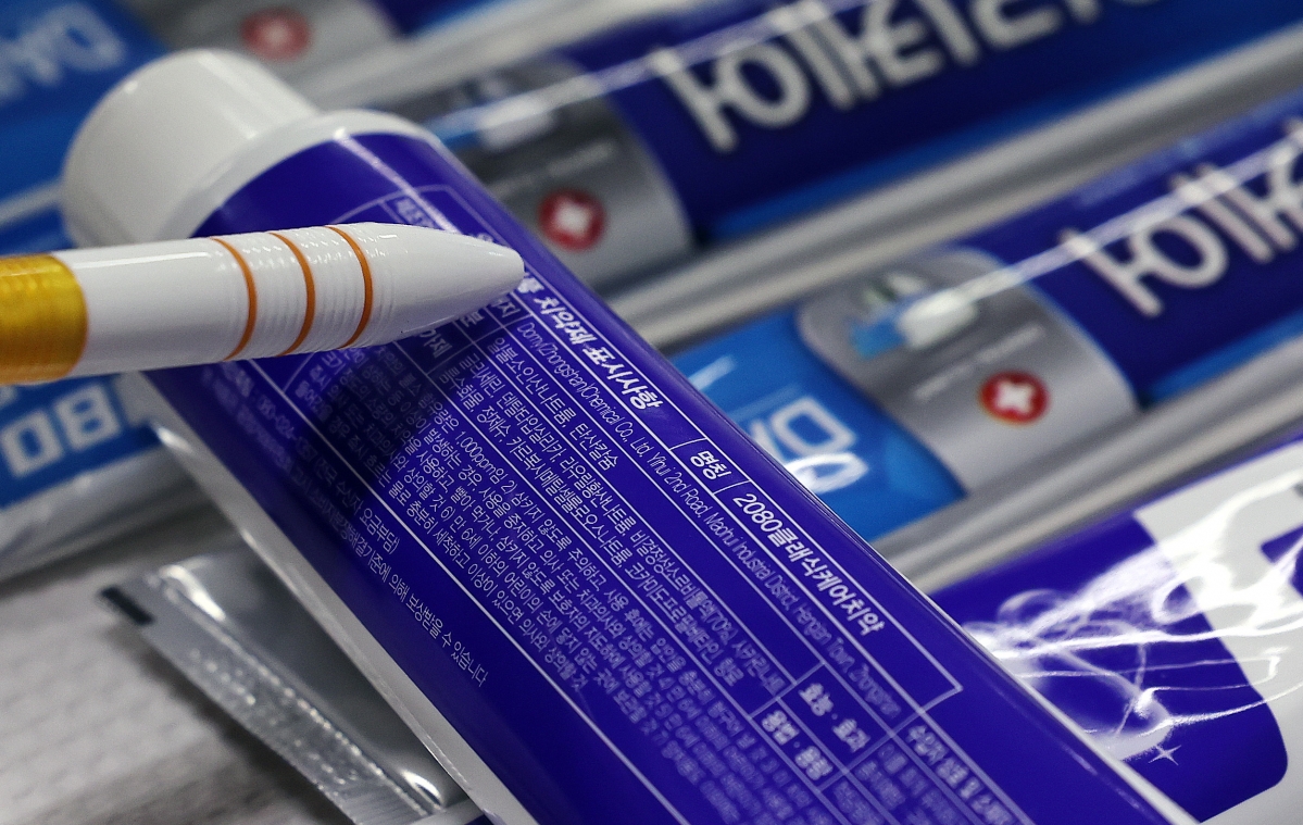 20일 오후 양천구 서울지방식약청 브리핑실에 트리클로산이 검출된 애경 2080치약이 진열돼 있다.  식품의약품안전처는 최근 국내에서 사용 금지된 물질인 ‘트리클로산’이 함유된 ‘2080 수입 치약’ 전 제품에 대한 검사 결과, 중국 제조소인 Domy(도미)에서 생산한 일부 치약에서 해당 성분이 최대 0.16% 검출됐지만 인체에 무해한 수준이라고 밝혔다. 국내에서 제조된 치약 128종에서는 트리클로산이 모두 검출되지 않은 것으로 나타났다. 2026.1.20 뉴스1