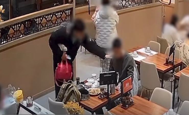 중국집에서 혼자 식사를 하는 군장병을 보고 식사값을 대신 결제한 부부의 사연이 알려지며 훈훈함을 주고 있다. 연합뉴스TV 캡처