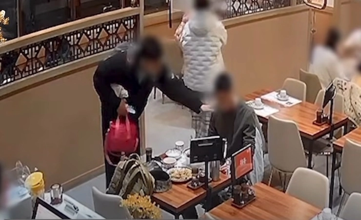 중국집에서 혼자 식사를 하는 군장병을 보고 식사값을 대신 결제한 부부의 사연이 알려지며 훈훈함을 주고 있다. 연합뉴스TV 캡처