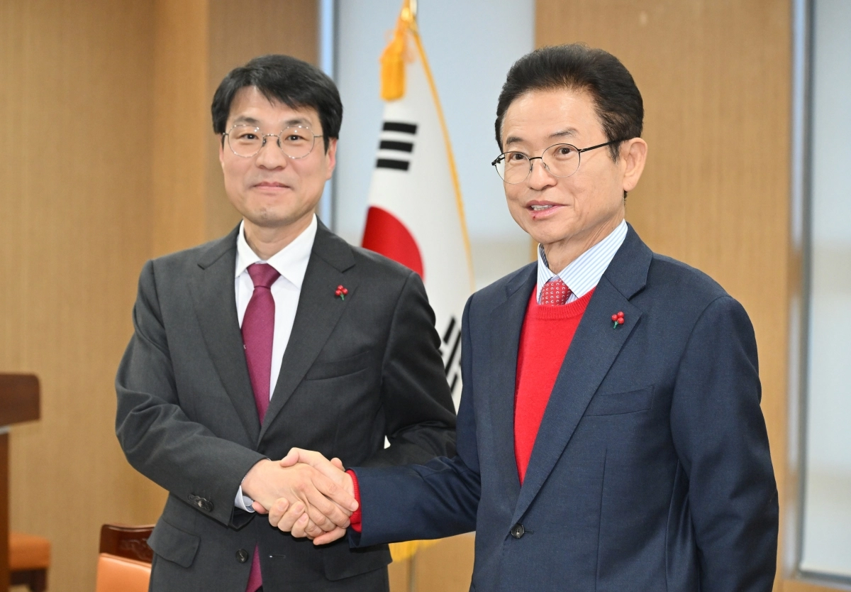 20일 오후 경북 안동시 경상북도청에서 열린 대구·경북 행정통합 추진협의 회의에서 이철우(오른쪽) 경북지사와 김정기 대구시장 권한대행 행정부시장이 악수하고 있다.