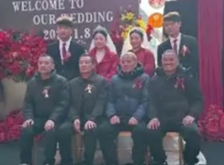 중국에서 쌍둥이 형제와 쌍둥이 자매가 결혼식을 올려 화제가 된 가운데, 양가 삼촌들마저 모두 쌍둥이인 것으로 알려져 눈길을 끌고 있다. 더우인