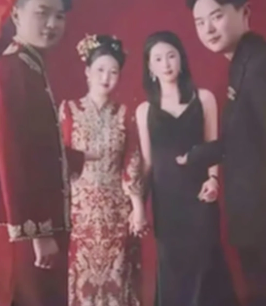 중국에서 쌍둥이 형제와 쌍둥이 자매가 결혼식을 올려 화제가 된 가운데, 양가 삼촌들마저 모두 쌍둥이인 것으로 알려져 눈길을 끌고 있다. 더우인