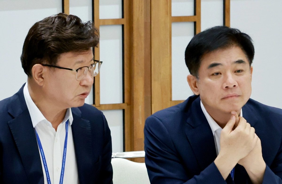 김병욱(오른쪽) 전 청와대 정무비서관과 이선호(왼쪽) 자치발전비서관이 지난해 8월 1일 서울 용산 대통령실 청사에서 열린 전국 시도지사 간담회에 배석하고 있다. 2025.8.1 연합뉴스