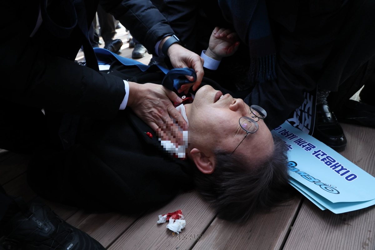 이재명 더불어민주당 대표가 2일 부산 가덕도 대항전망대에서 피습됐다. 이 대표는 이날 부산 가덕도 신공항 부지를 방문, 기자들과 만나 질의 응답을 마친 뒤 차량으로 이동하는 과정에서 흉기를 든 괴한에게 목 부위를 흉기로 습격받았다. 2024.1.2 부산일보 제공