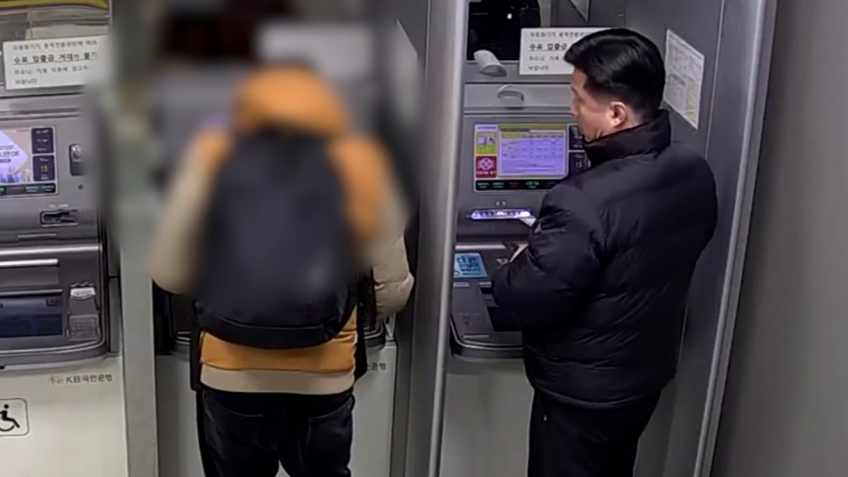 보이스피싱 인출책이 뭉칫돈을 뽑고 확인하지도 않고 가방에 넣는 것을 보고 수상하게 여긴 전용윤(58) 경감. 사진=경찰청 유튜브