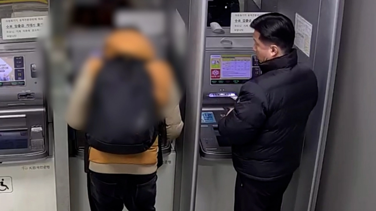 보이스피싱 인출책이 뭉칫돈을 뽑고 확인하지도 않고 가방에 넣는 것을 보고 수상하게 여긴 전용윤(58) 경감. 사진=경찰청 유튜브