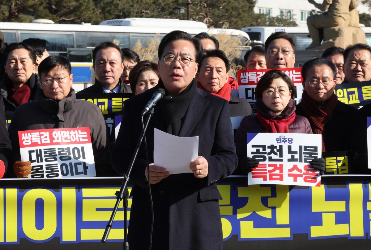 송언석 국민의힘 원내대표가 20일 청와대 사랑채 앞 분수대에서 통일교 게이트, 공천 뇌물 특검 즉각 수용 촉구 발언을 하고 있다. 뉴시스