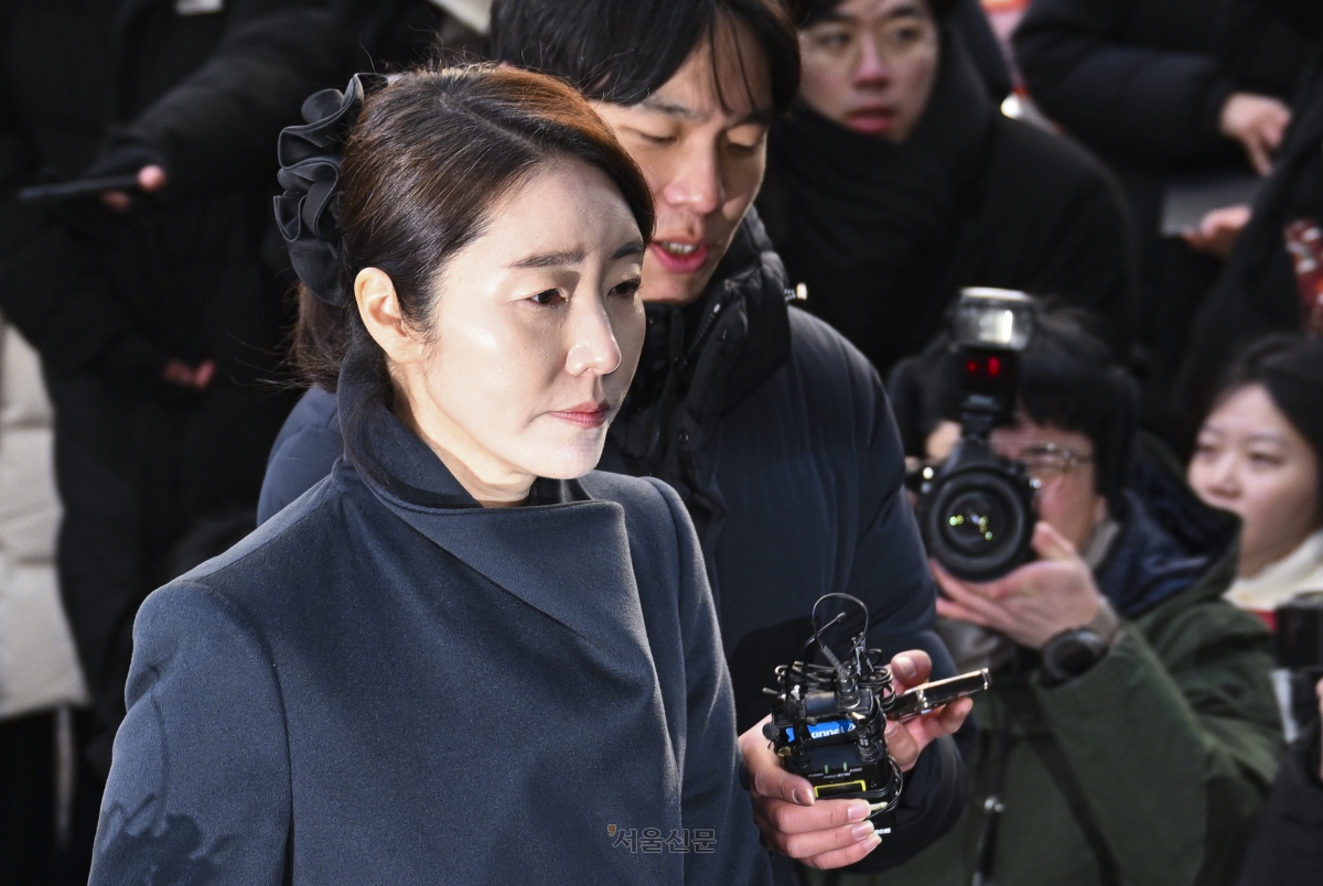 공천헌금 수수 의혹을 받는 무소속 강선우 의원이 20일 서울 마포구 서울경찰청 공공범죄수사대로 출석하고 있다. 이지훈 기자