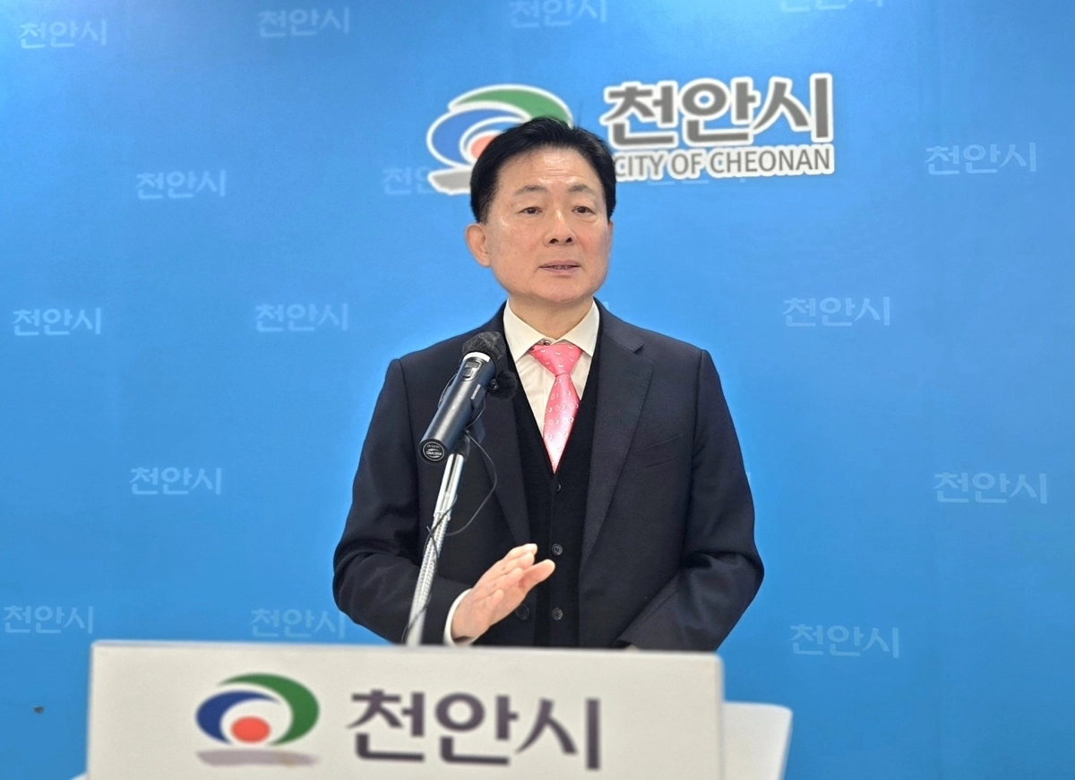 박찬우 전 안전행정부 1차관이 20일 천안시청사에서 대전·충남 행정통합과 관련 기자회견을 하고 있다. 이종익 기자